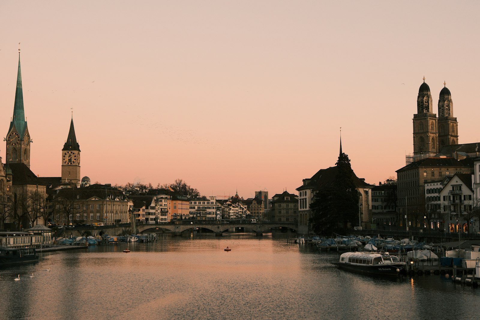 Stadtansicht mit Fluss und historischen Gebäuden bei Sonnenuntergang