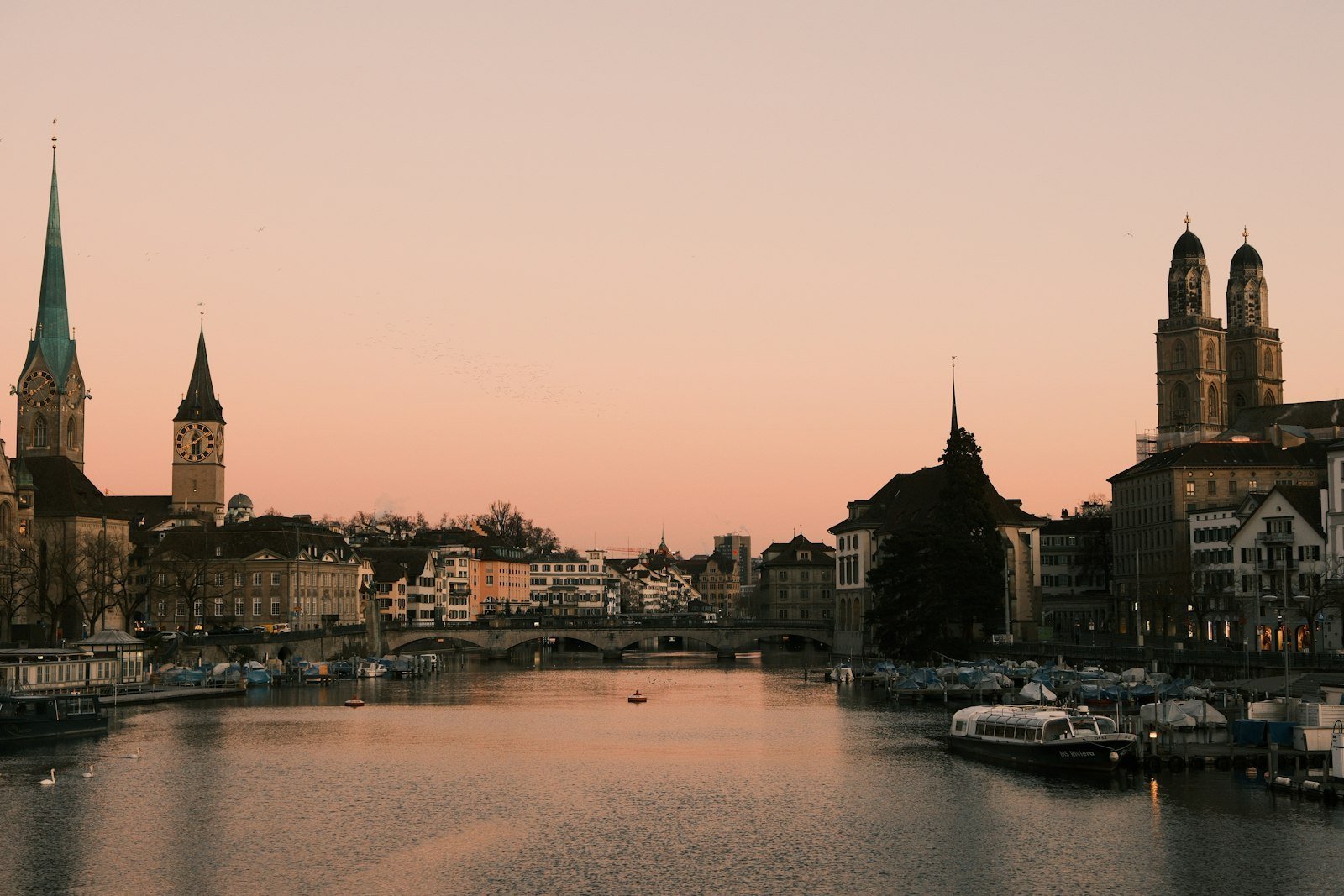 Veduta della città con fiume ed edifici storici al tramonto