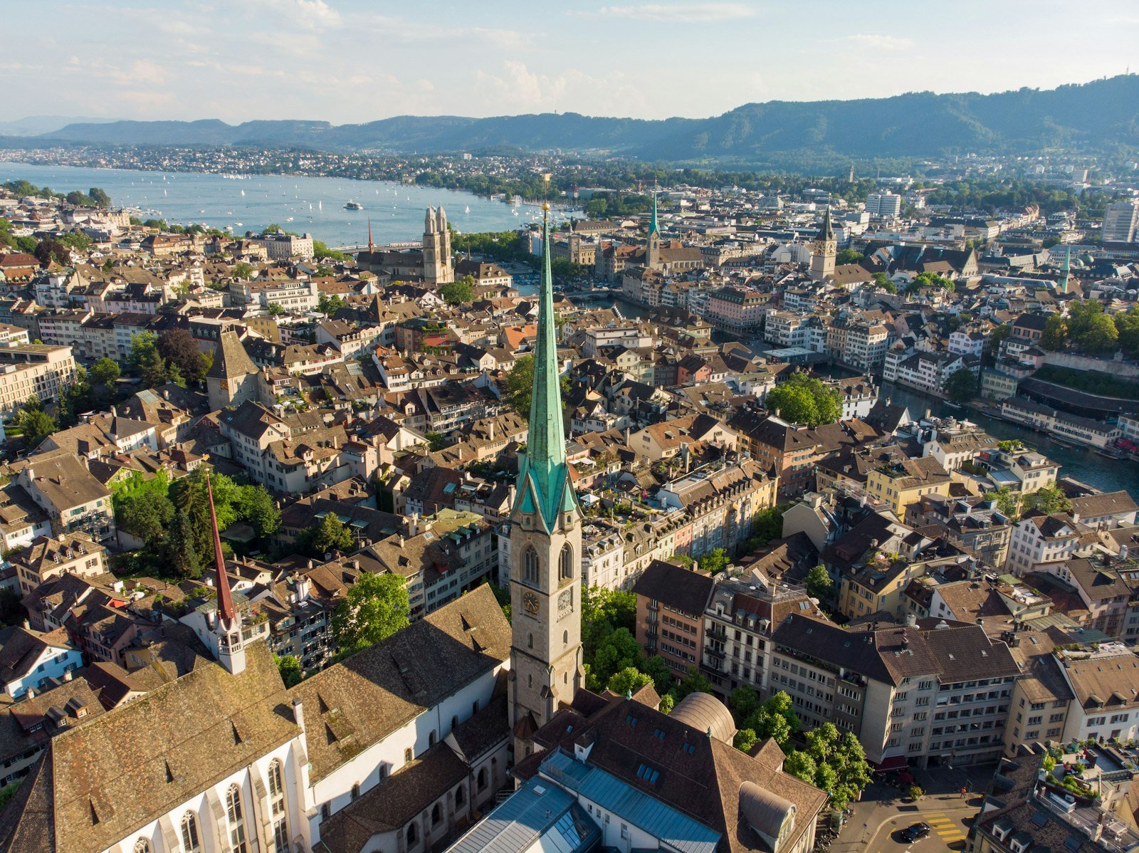 Luftaufnahme von Zürich mit Kirchturm, Altstadt und See