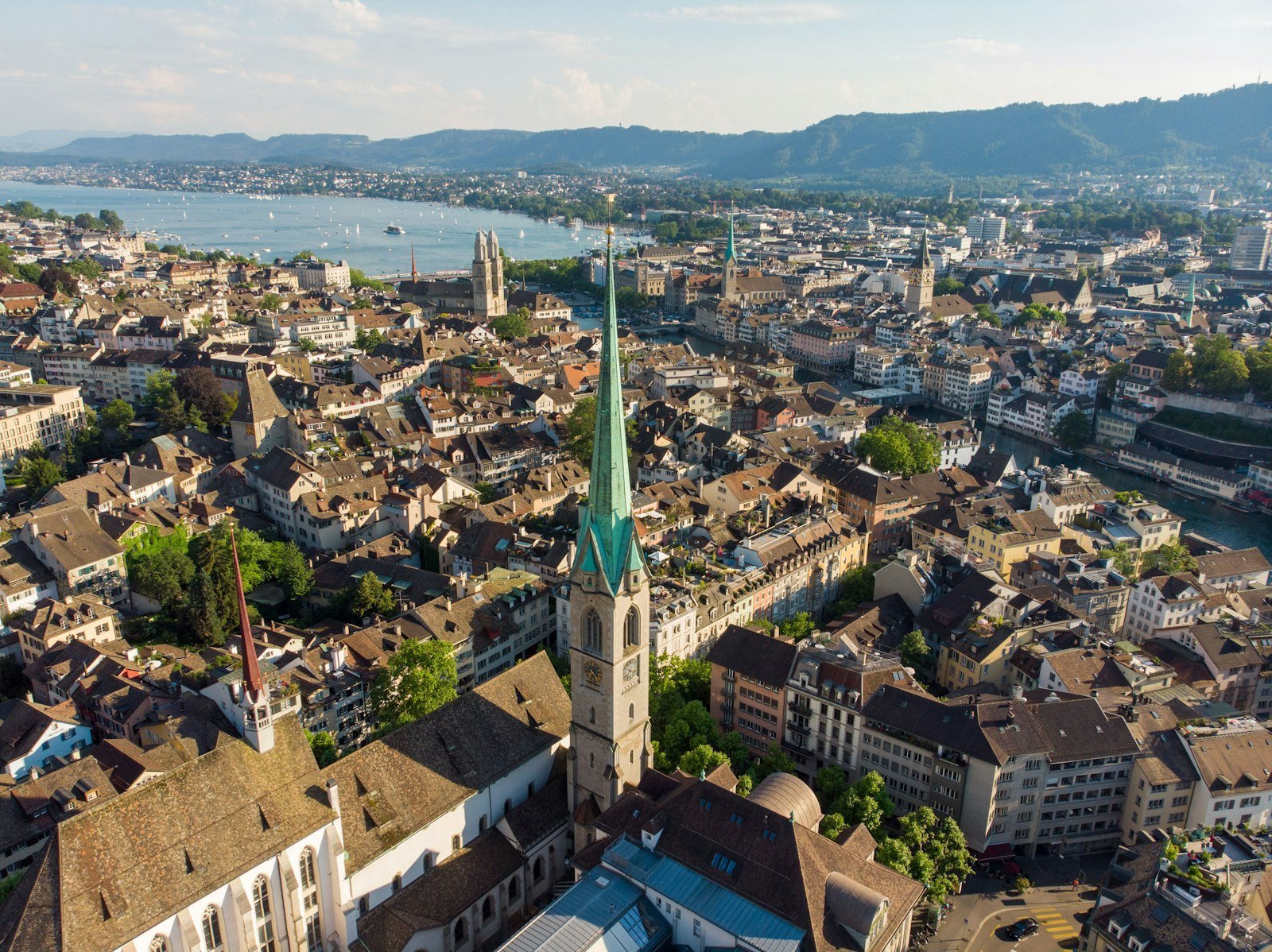 Veduta aerea di Zurigo con campanile, città vecchia e lago