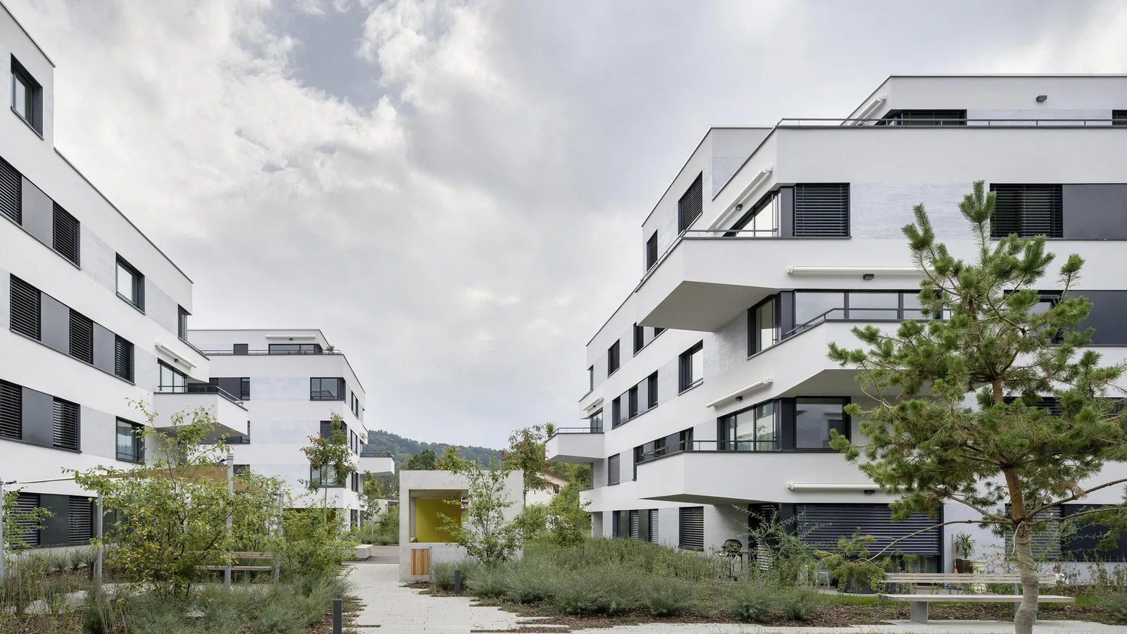 Modernes Mehrfamilienhaus in der Schweiz – Immobilienverwaltung